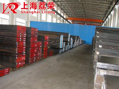 模具鋼是用來(lái)制造冷沖模、熱鍛模、壓鑄模等模具的鋼種。模具是機(jī)械制造、無(wú)線電儀表、電機(jī)、電器等工業(yè)部門(mén)中制造零件的主要加工工具。模具的質(zhì)量直接影響著壓力加工工藝的質(zhì)量、產(chǎn)品的精度產(chǎn)量和生產(chǎn)成本，而模具的