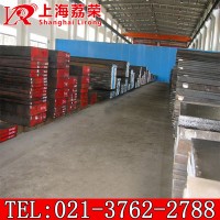 模具鋼是用來(lái)制造冷沖模、熱鍛模、壓鑄模等模具的鋼種。模具是機(jī)械制造、無(wú)線電儀表、電機(jī)、電器等工業(yè)部門(mén)中制造零件的主要加工工具。模具的質(zhì)量直接影響著壓力加工工藝的質(zhì)量、產(chǎn)品的精度產(chǎn)量和生產(chǎn)成本，而模具的