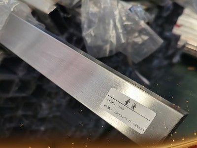 現(xiàn)貨SUS304拉絲不銹鋼方管 32*32足厚1.0細紋直絲裝飾不銹鋼方通