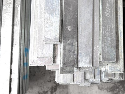 鍍鋅扁鋼Q235B熱軋角鐵熱鍍鋅幕墻沖孔建筑設(shè)備加工定制廠家直供